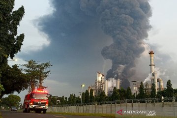 Kebakaran tangki kilang minyak Balongan belum bisa dipadamkan