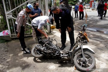 Evakuasi kendaraan terduga pelaku bom Makassar