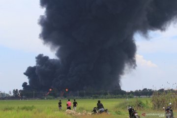 Kebakaran kilang minyak Pertamina Balongan belum padam