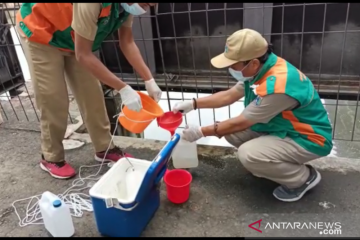 Sudin LH kembali ambil sampel air dari Kali Ancol untuk uji baku mutu