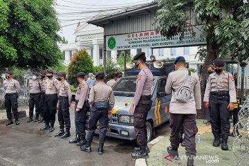 Damkar Jakarta Timur siagakan satu unit mobil pompa di PN Jaktim