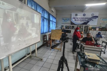 Satpol PP Jaktim segel dua sekolah selama pandemi COVID-19