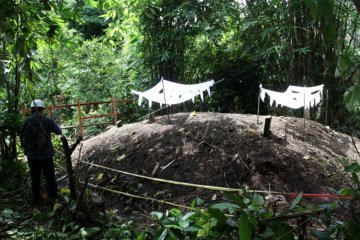 Tanah Makam Yang Meninggi