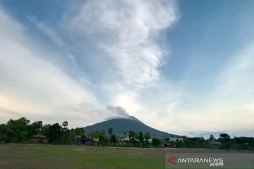 19 letusan terjadi dalam sehari di gunung ili lewotolok