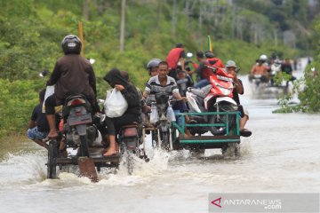 Jasa angkut kendaraan saat banjir