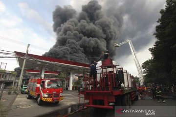 Kebakaran pabrik dan gudang palet plastik