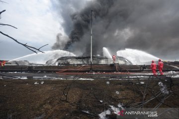 Upaya pemadaman kebakaran tangki kilang Balongan