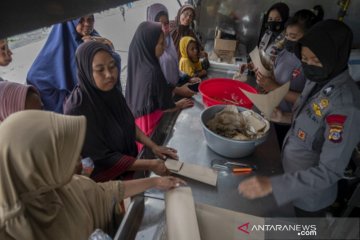 Dapur umum Korps Brimob bagi korban lumpur di Sigi