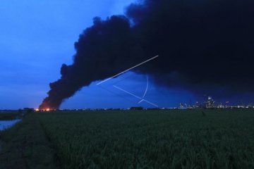 Kebakaran Tangki Pertamina Belum Padam