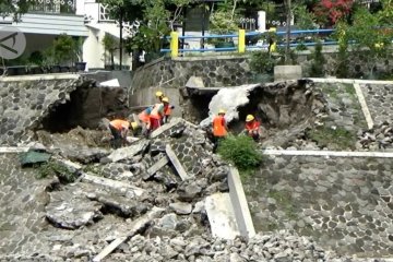 Bangunan sekitar embung Tambakboyo sebabkan talut longsor