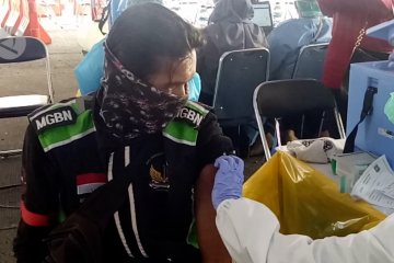 Ratusan pengemudi angkutan umum Kota Tangerang terima vaksin COVID-19