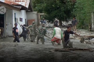 Warga & petugas bersihkan timbunan lumpur sisa banjir bandang di Sigi