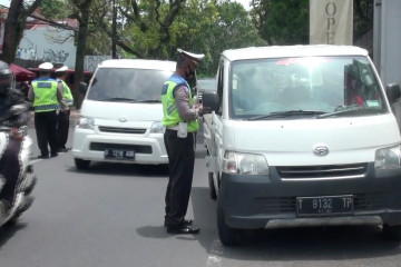 Polrestabes Bandung gelar penyekatan prokes di akses menuju Lembang