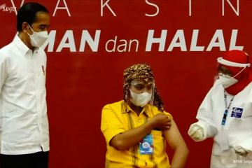 Presiden tinjau vaksinasi 500 guru di Makassar