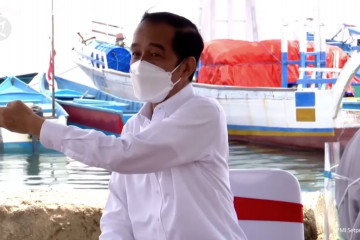 Jokowi beri bantuan modal pedagang dan nelayan di Maluku