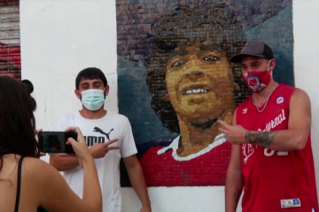 Mengenang mendiang Maradona dengan lukisan mosaik