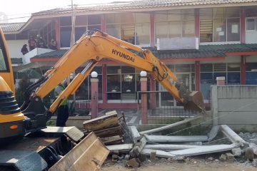 Pemkot Tangerang bongkar tembok beton penghalang akses warga