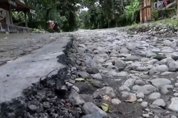 Rusak, jalur evakuasi Merapi di Klaten diperbaiki bertahap