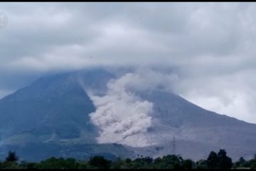 Sinabung keluarkan awan panas guguran jarak luncur 2.000 meter