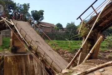 Jembatan penghubung antar kecamatan di Batang ambruk