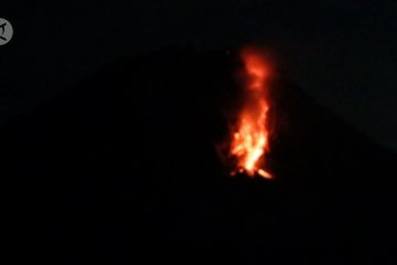 Gunung Sinabung muntahkan lava pijar 30 kali