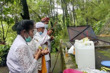 Umat Hindu Magelang sucikan lahir batin di Sumber air Tuk Mas