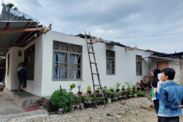 Sejumlah rumah warga di Kota Solok rusak akibat angin kencang