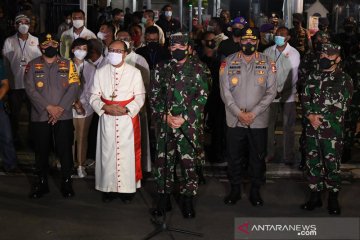 Panglima TNI mengecek pengamanan di gereja Katedral Jakarta