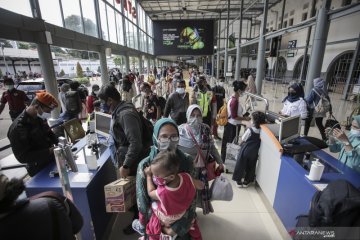 Empat ribu penumpang kereta api meninggalkan Pasar Senen di libur Jumat Paskah