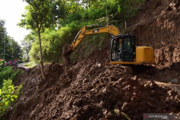 Tebing longsor di lembah Gunung Wilis akibat hujan deras