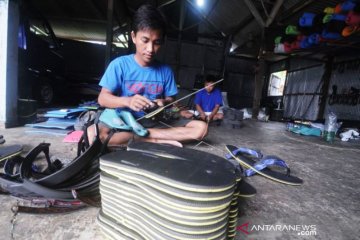 Permintaan Sandal Jepit Naik