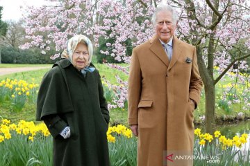 Ratu Inggris Elizabeth II dan Pangeran Charles nikmati taman Frogmore House