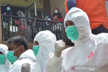 Sebanyak 58 siswa positif COVID-19, SMAN 1 Sumbar disemprot disinfektan