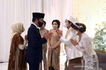 Kenakan setelan jas, Presiden Jokowi jadi saksi pernikahan Atta-Aurel