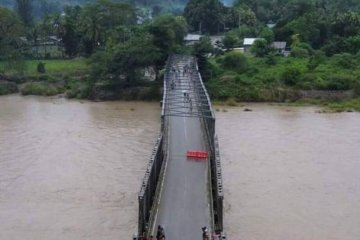 Jembatan Benenai dekat perbatasan RI-Timor Leste miring akibat banjir