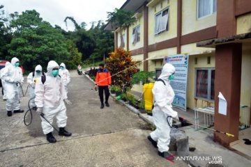 SMAN 1 Sumbar Disemprot Disinfektan Usai 58 Siswa Positif COVID-19