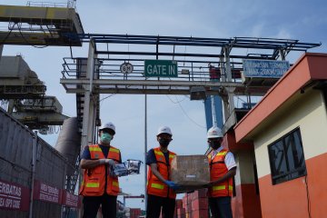 IPC Terminal Peti Kemas bagikan perlengkapan prokes di pelabuhan
