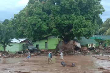 Warga Malaka yang terisolir akibat banjir bertahan di loteng rumah