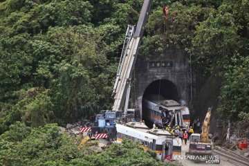 Evakuasi gerbong kereta ekspres Taiwan pascakecelakaan