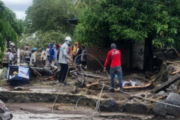 PLN mengerahkan 413 personil untuk memulihkan listrik di NTT