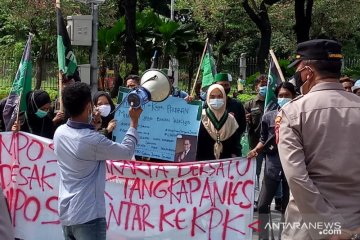 Massa demo di Balai Kota tuntut KPK usut  Anies
