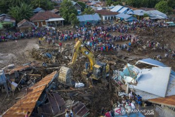 Evakuasi korban banjir bandang di Adonara Timur