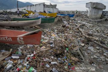 Air pasang bawa sampah plastik
