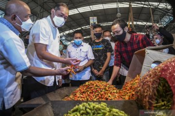 Menteri Perdagangan tinjau harga bahan pokok di Pasar Induk Kramat Jati