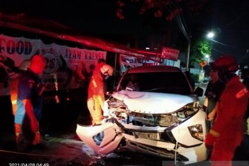 Damkar Jakarta Timur evakuasi mobil tabrak pohon