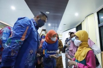 Jaktim bagikan bantuan kacamata bagi warga