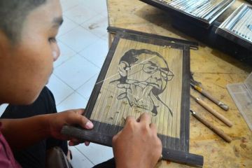 Kerajinan lukisan dari bambu