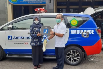 Jamkrindo serahkan bantuan ambulans untuk masyarakat