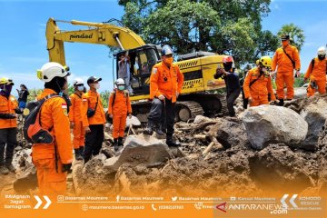 Kepala Basarnas pantau pencarian korban banjir lahar hujan di Lembata