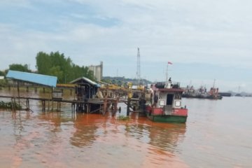 Kapal tongkang bermuatan minyak sawit tenggelam di Sungai Mahakam